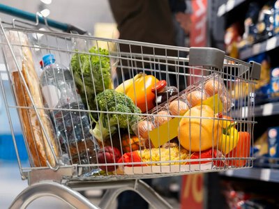 Супермаркети в Україні зобов’яжуть безкоштовно роздавати продукти: кого торкнуться нові правила 