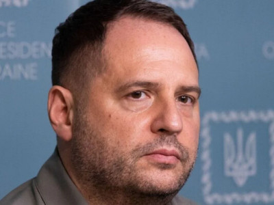 Єрмак вийшов з СІЗО: кадри з місця подій 