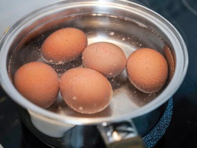 Чому яйця тріскаються при варінні і як це легко виправити