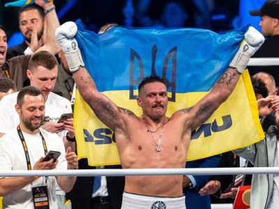 Усик отримав новий титул перед боєм із Верхувеном