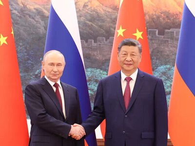 путін зустрівся з Сі і заявив про безпрецедентний рівень відносин з Китаєм, запросив його в рф