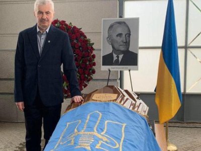 Україна повертає своїх Героїв: прах Андрія Мельника та його дружини Софії перепоховають в Україні