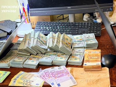 Елітні автівки, зброя та понад 22 мільйони гривень готівкою вилучено у посадовців Нацполіції