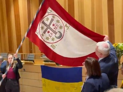 Швеція передала Україні унікальну копію бойової хоругви гетьмана Богдана Хмельницького