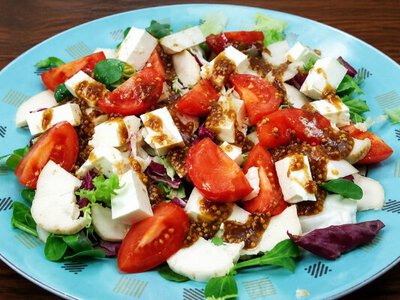 Мікс-салат з фетою, куркою та помідорами 