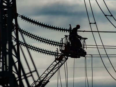 Частина споживачів у восьми областях залишилася без світла через обстріли та негоду