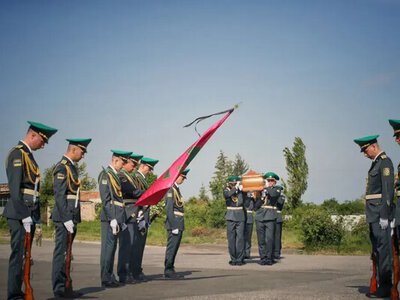 Повернення додому після десятиліть: прах Андрія Мельника зустріли в Україні