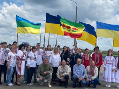 На межі Миколаївщини та Одещини створили живий ланцюг у вишиванках: як це було