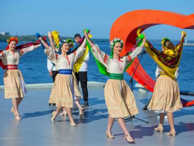 День вишиванки у Світловодську: вишиті рушники ветеранам та стрічки до портретів полеглих на Алеї Слави