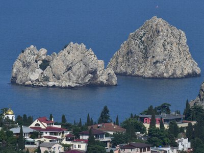 Соратники путіна забудовують історичну пам’ятку в окупованому Криму – вирізали частину генуезьких руїн