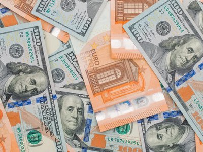 Долар програє? Експерти порахували, що зараз приносить більше доходу 