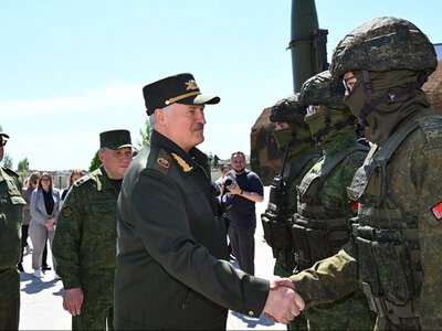Активізує військо і запрошує Зеленського: опозиціонер розкрив, який план може готувати Лукашенко