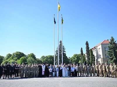 ​В Ужгороді підняли прапор «воїнів трьох стихій», а рідним загиблих Героїв вручили «Хрести нескорених» (ФОТО)