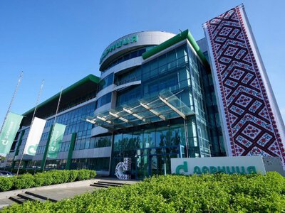 До Дня вишиванки фармацевтична компанія  прикрасила фасад свого офісу 25-метровим полотном із традиційним орнам