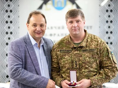 Лейтенант Олександр Богачов отримав відзнаку з рук міського голови