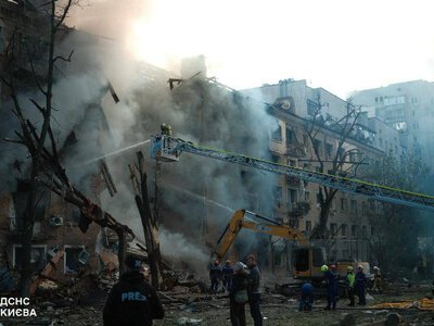 Російські війська атакували Київ балістикою та дронами, є загиблий і постраждалі
