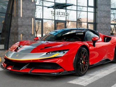 1000 сил і 2,5 с до сотні: у Києві помітили дорогий флагманський суперкар Ferrari