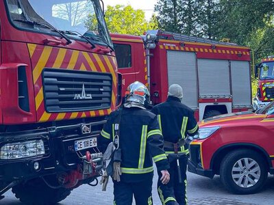 (ФОТО, ВІДЕО) Вранці сталося аварійне замкнення у лікарні в Чернівцях: надзвичайники не допустили масштабного поширення вогню