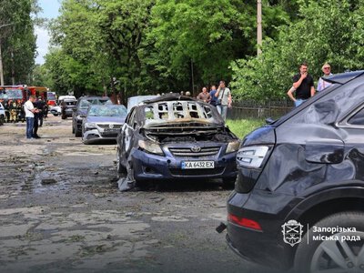 У Запоріжжі внаслідок російського удару є поранені та горять автівки