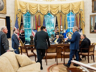 Підлизи на держслужбі – як чиновники Трампа без упину хвалять свого шефа і хейтять його “ворогів”