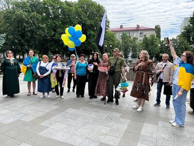 «Маємо так зустрічати кожного»: Кременчук уперше урочисто зустрів звільненого з полону воїна