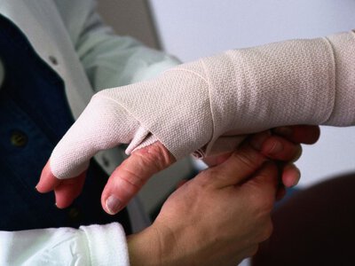 На Миргородщині двоє будівельників упали з висоти