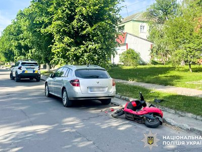 У Гощі 15-річний водій електроскутера врізався у припарковане авто