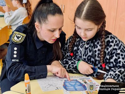 На Прикарпатті поліцейські провели інтерактивний урок мінної безпеки для ліцеїстів