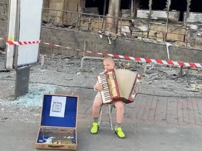 Любомир з акордеоном біля зруйнованого «Квадрата» розчулив мережу