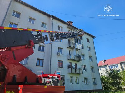 У Надвірній під час гасіння пожежі рятувальники евакуювали 15 людей, серед них – трох дітей