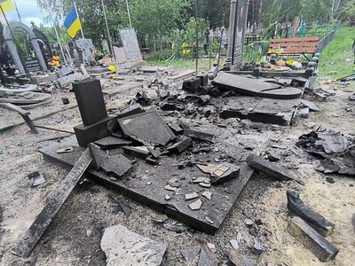 Росіяни обстріляли цвинтар і транспортну інфраструктуру у Сновську (ФОТО)