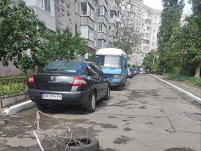 У дворі багатоповерхівки в Миколаєві утворилася небезпечна яма на дорозі