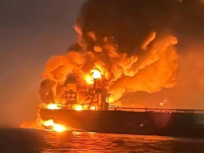 Біля узбережжя Оману вибухнув танкер, зафіксовано витік пального
