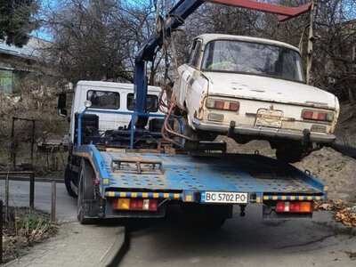 У Львові евакуюють з вулиць ще майже 30 покинутих автівок