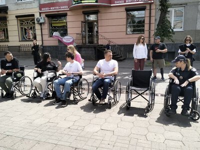 «Хода безбар’єрності» в центрі Луцька: перевіряли вулиці й будівлі на доступність для людей з інвалідністю