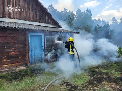 У селі Віл горів будинок, господарська споруда та суха трава