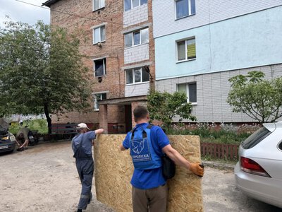 Після ворожого обстрілу прикордонного села на Шосткинщині допомогу отримали 55 родин + Фото