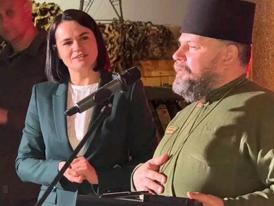  Президентка Білорусії в екзилі нагородила капелана з Чернігова медаллю з підбитого російського танка 