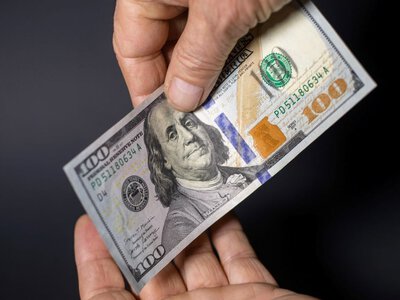 Долар пішов вгору в обмінниках: який курс валют пропонують сьогодні