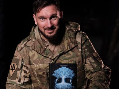 Розвідник ДШВ презентував науково-фантастичну повість «Хто ми?» задля створення мобільного стоматологічного кабінету