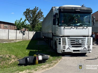 У Чернівецькому районі 15-річний мотоцикліст врізався у вантажівку: підліток у лікарні