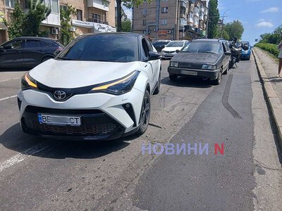 У центрі Миколаєва «Тойота» зіткнулася з «Фольксвагеном»: на проспекті затор