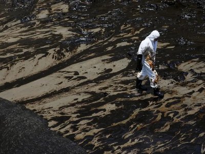 Нафтова пляма забруднила узбережжя Анапи за п'ять днів до відкриття курортного сезону