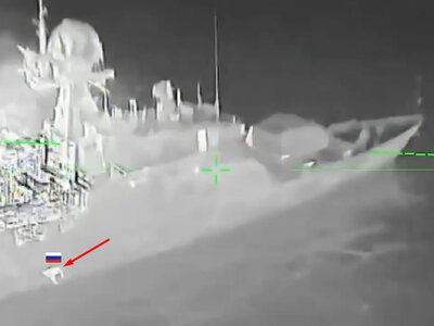 Моряки стрибали у воду: ССО показали відео ураження російського корабля “Буян-М” в Карелії