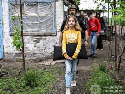 Поліцейські Запоріжжя евакуювали з-під обстрілів дві родини