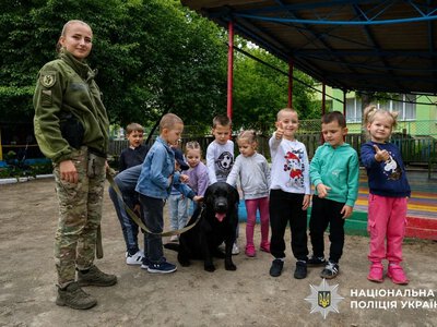 На Кіровоградщині чотирилапі напарники поліцейських «гостювали» у дитячому садку