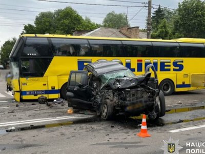 Смертельна ДТП на Київщині. Водій легковика врізався у автобус із 17 пасажирами — поліція