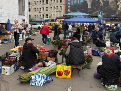 Після російського удару продавці повертаються на Лук’янівський ринок у Києві