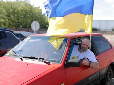 У Дніпрі ветерани після поранень сіли за кермо: перший безбар’єрний автопробіг