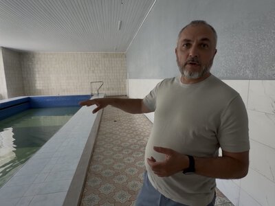 Басейн, грязьові ванни, лікувальний масаж, душ Шарко, триразове харчування, пляж з сучасними лежаками. Санаторій «Остреч» приймає відвідувачів